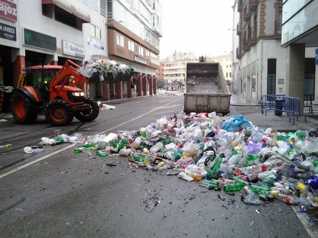 Trabajos de limpieza en calle Juan Carlos I