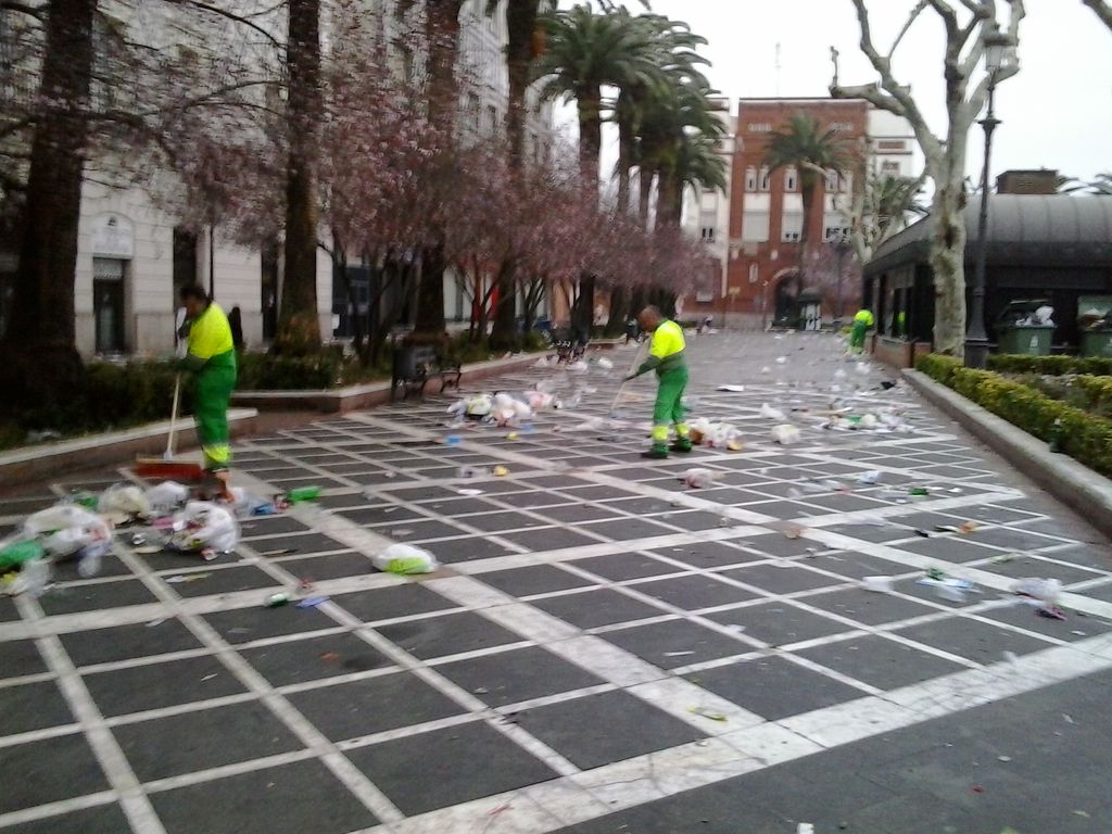 Trabajos de limpieza en Plaza San Francisco